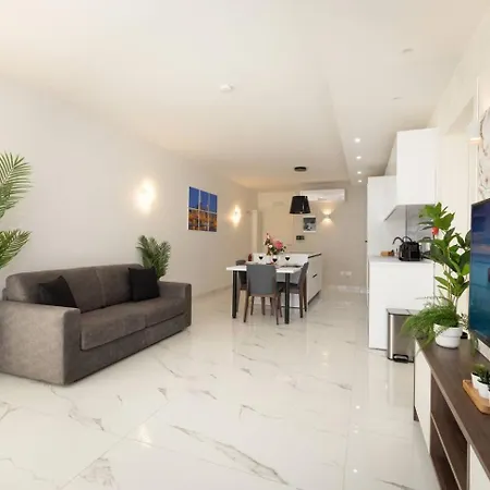 Apartment Ivory Penthouse W Hot Tub By Homely! *