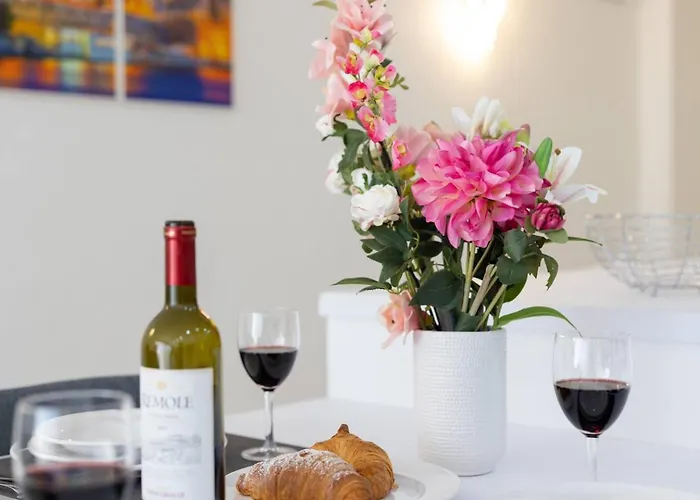 Ivory Penthouse W Hot Tub By Homely! St Paul's Bay