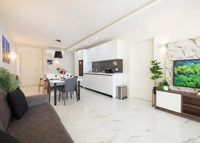 Ivory Penthouse W Hot Tub By Homely! Apartamento St Paul's Bay