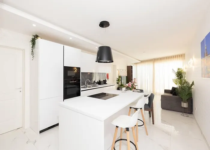 Ivory Penthouse W Hot Tub By Homely! *