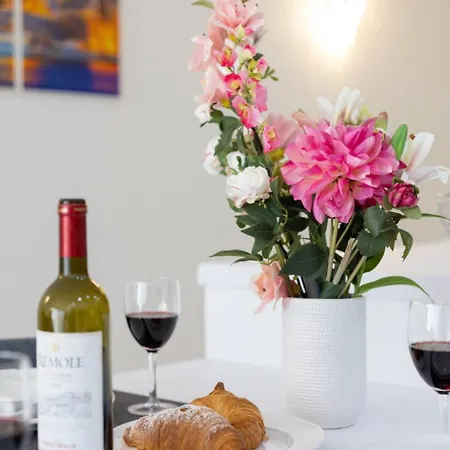 Ivory Penthouse W Hot Tub By Homely! Сент-Полс-Бей